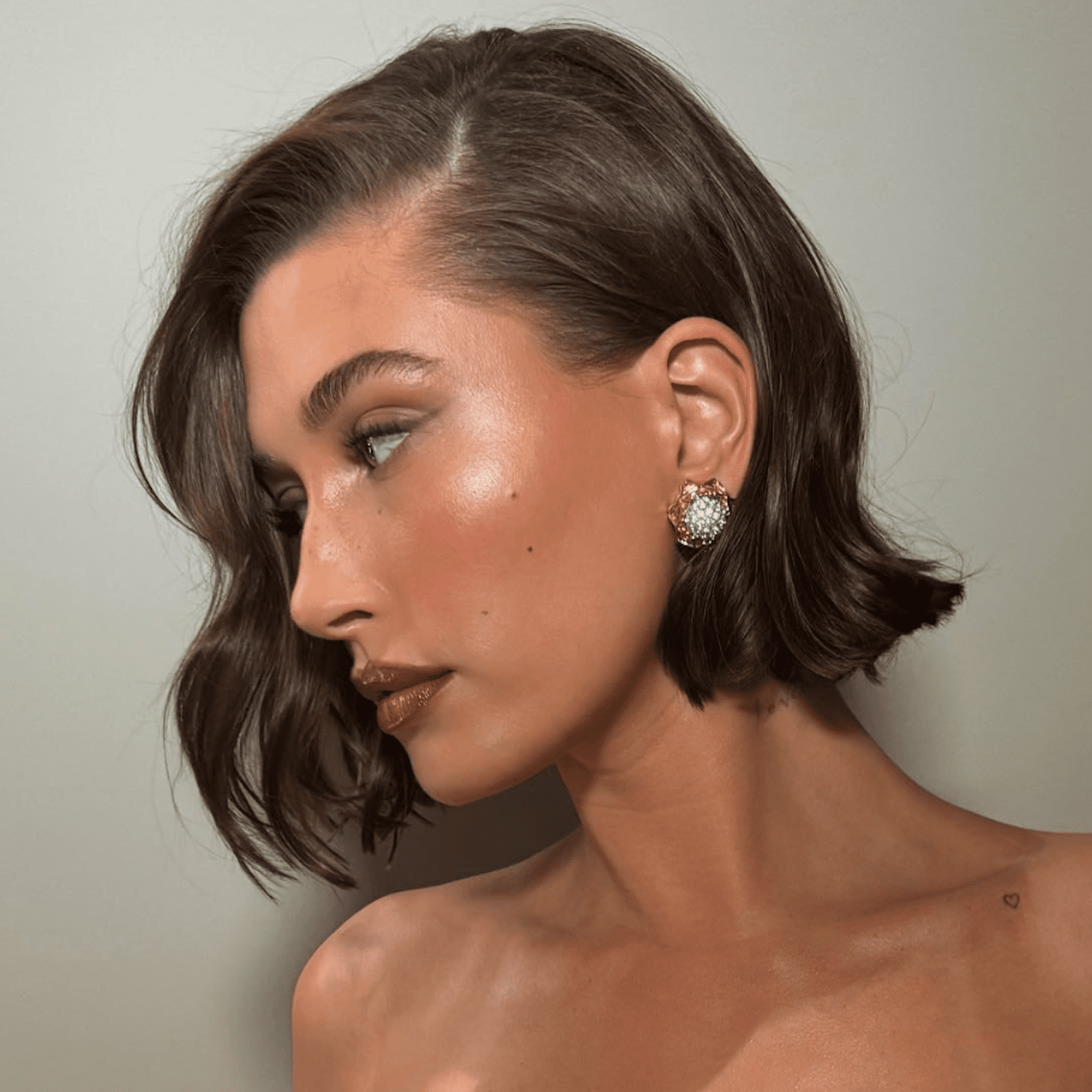 Hailey Bieber in a softly curled bob with a subtle zig zag parting