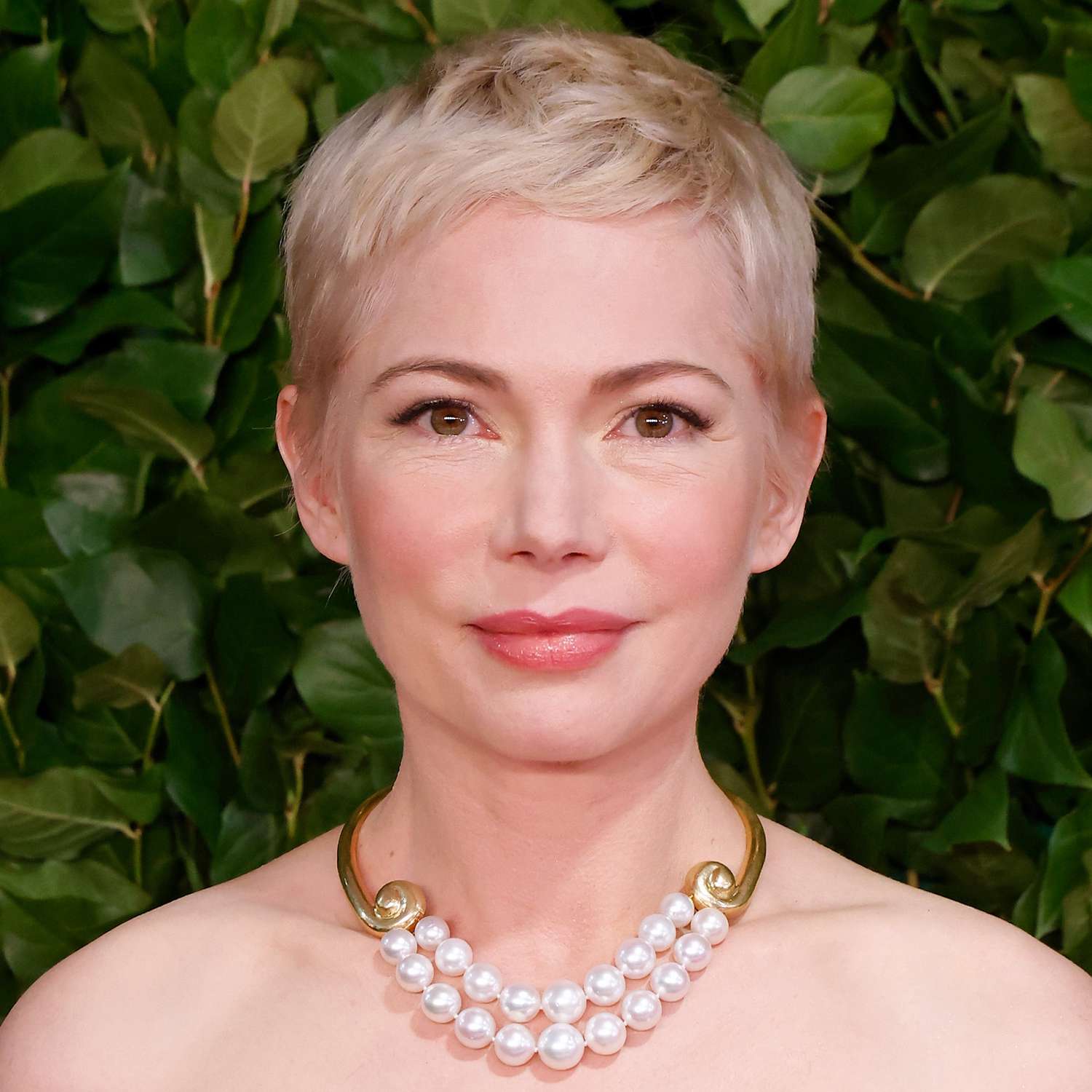 Michelle Williams attends the Gotham Awards in a classic bleach and toned pixie