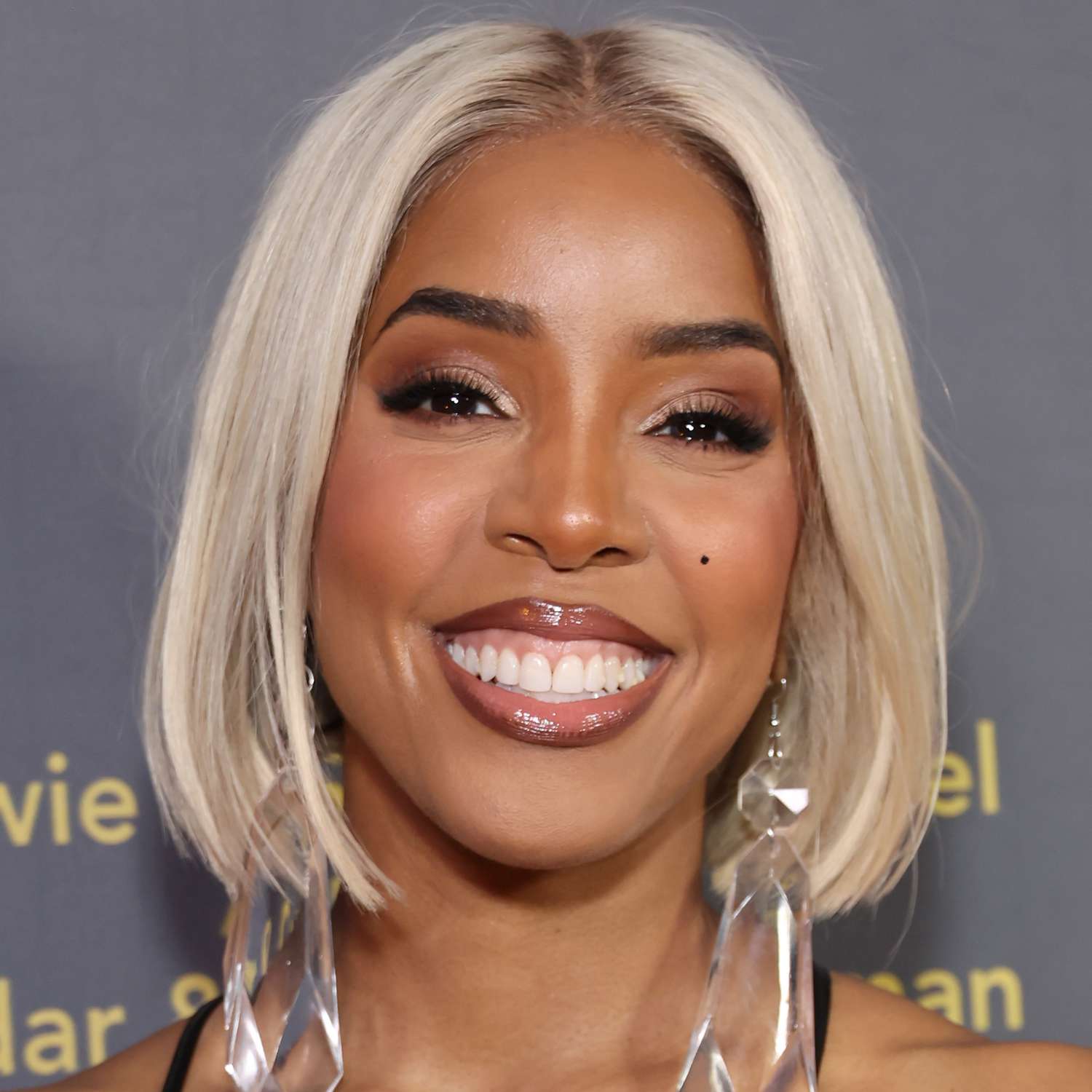 Kelly Rowland attends a Gala with a straight, icy blonde bob and a center-part 